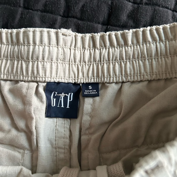 Off white rip stop cargo pants from Gap in size small - Picture 6 of 7